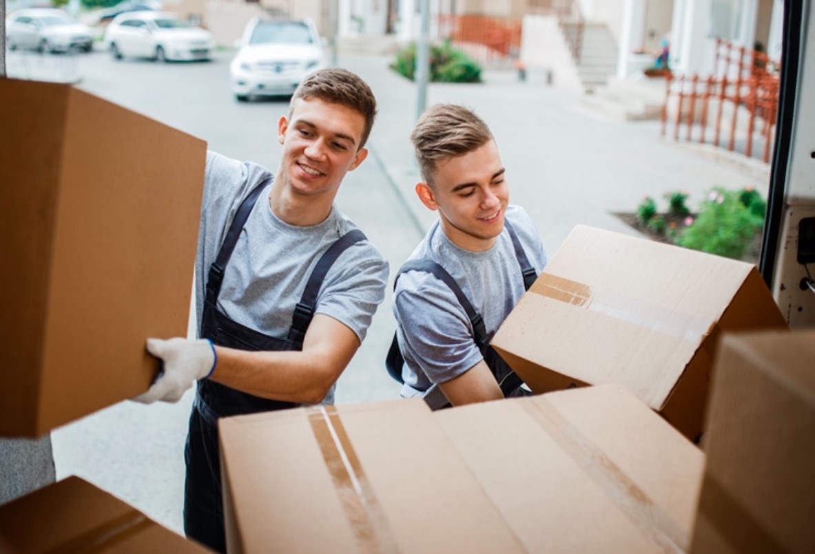 ทีมขนย้ายกำลังทำงาน